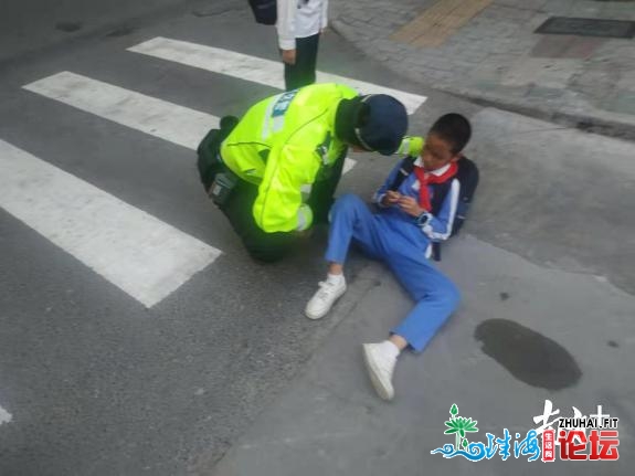 马路没有是游戏场！深圳一男孩斗气竟横躺马路