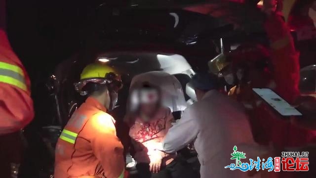 深夜两车相碰3人被困，肇庆消防告急救援