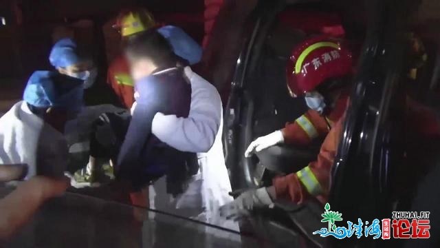 深夜两车相碰3人被困，肇庆消防告急救援