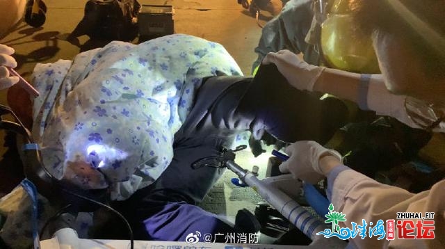 痛痛痛！广州一女子骑同享单车，屁股被铁架刺脱