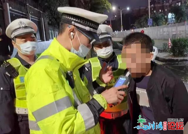 元旦夜，宝马小车被拾正在九洲年夜讲，女子上前认发却被带...