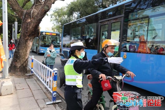 惠州各年夜景区车流量多 交警号令错峰出止