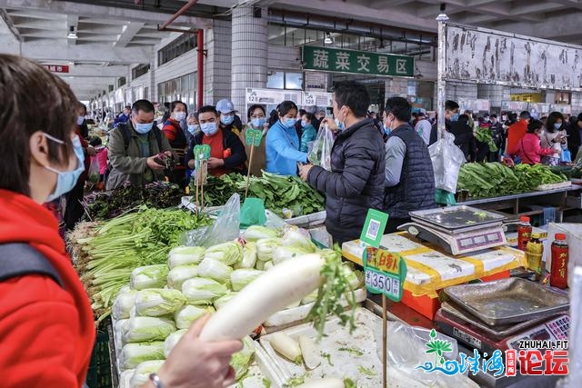 深圳人购年货挤爆农贸商超！摊档商贩支钱数得手硬-2.jpg