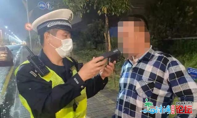 女子来金鼎接老婆半路被抓！就地下跪哭叫：我妻子碰车...