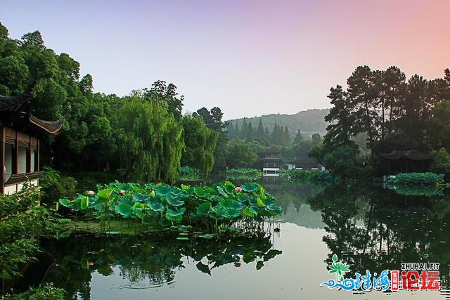 正在广东珠海的一处“胜景奇迹”，复原了圆明园被燃烧前...