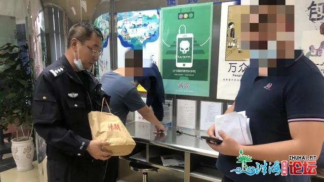 珠海女子由于一次饮酒，竟正在交警年夜队拾下万元现金……