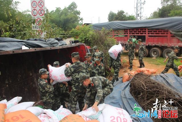 图散丨货车侧翻，江门武警民兵告急施援