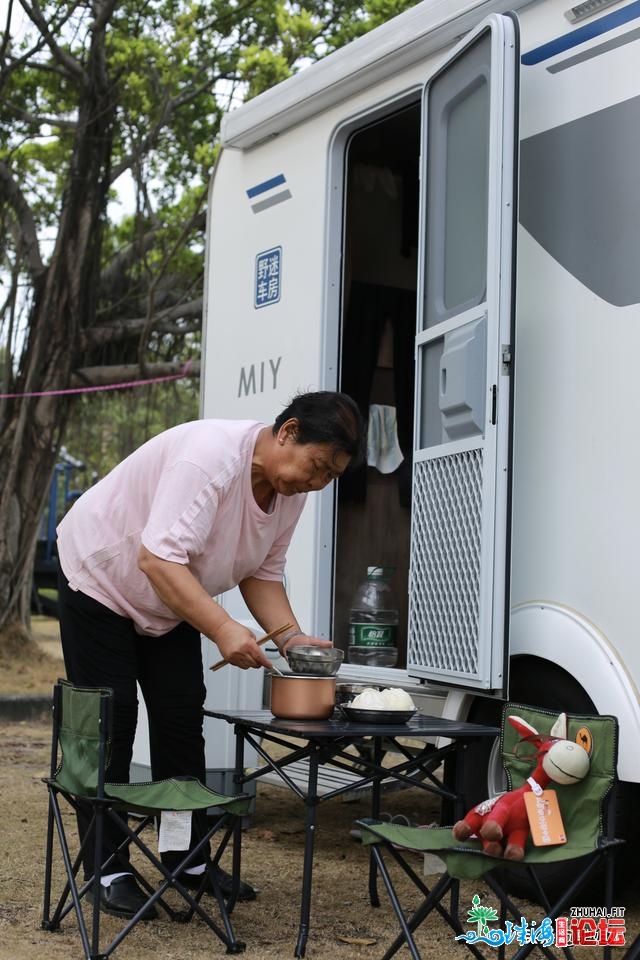 房车游览被困广东，住正在珠海景区过受骗天人的糊口，好...