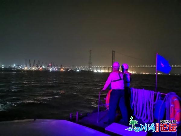 广东海疆一集货船被年夜型货轮碰沉，海里呈现年夜片油污