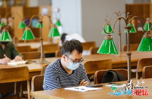 图散｜天下念书日，镜头下的书喷鼻中山