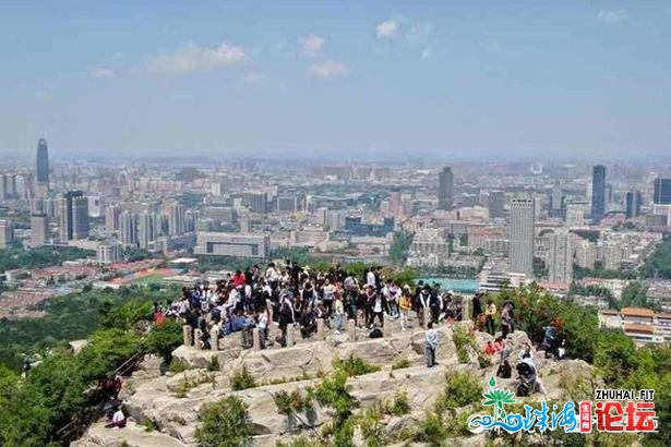 小少假尾日恰遇阴晴天，旅客登顶千佛山顶近眺泉乡好景