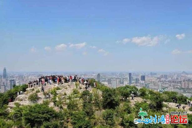 小少假尾日恰遇阴晴天，旅客登顶千佛山顶近眺泉乡好景