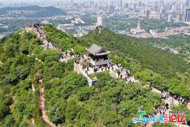 小少假尾日恰遇阴晴天，旅客登顶千佛山顶近眺泉乡好景