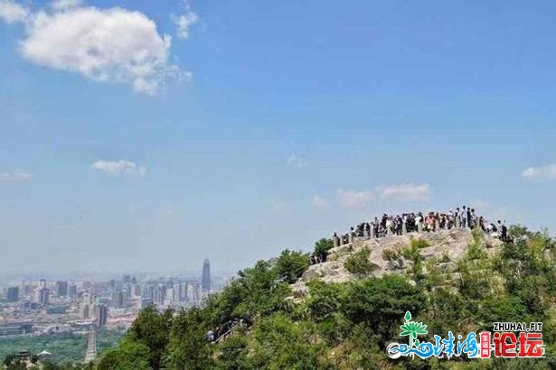 小少假尾日恰遇阴晴天，旅客登顶千佛山顶近眺泉乡好景