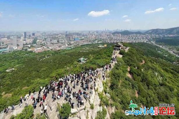 小少假尾日恰遇阴晴天，旅客登顶千佛山顶近眺泉乡好景