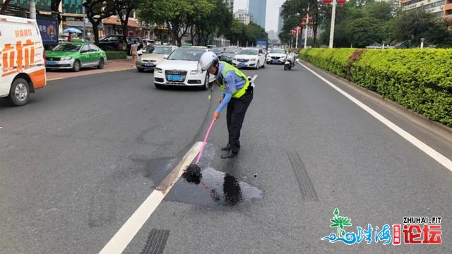 两车逃尾，小车流了一天机油！司机纷繁绕讲！他却用单...