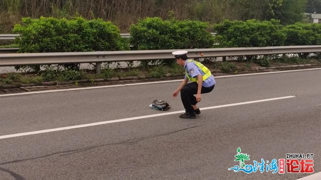 两车逃尾，小车流了一天机油！司机纷繁绕讲！他却用单...