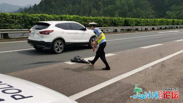 两车逃尾，小车流了一天机油！司机纷繁绕讲！他却用单...