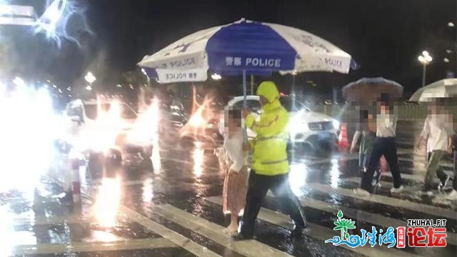 忽然暴雨女子孤单无助，交警静静给她撑上一把年夜伞！场...