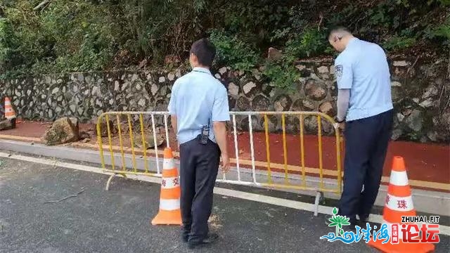 忽然暴雨女子孤单无助，交警静静给她撑上一把年夜伞！场...