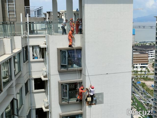 危险！珠海一女子下空功课被困26楼中远半小时