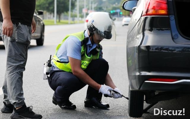 珠海交警有一帮建车工，帮司机换胎只需三分钟