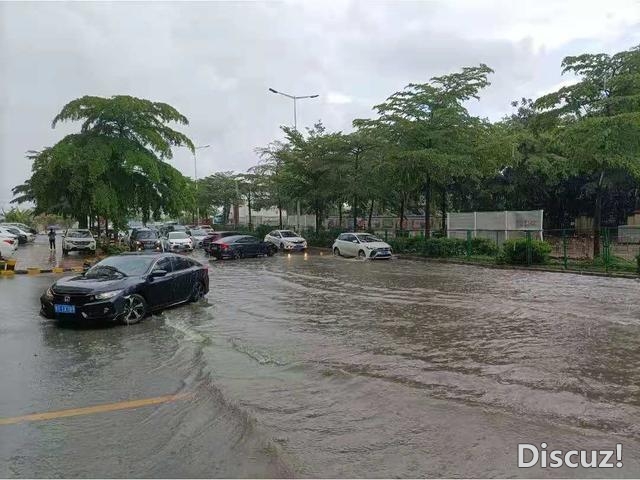 突收暴雨，乡区多天火浸，网友：只念您把车牌冲返来给...