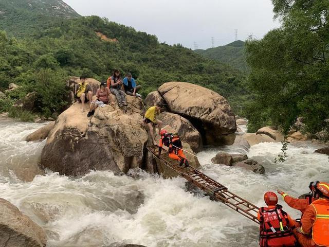 广东江门台山强降雨26名驴友被困山洪，2人罹难-1.jpg