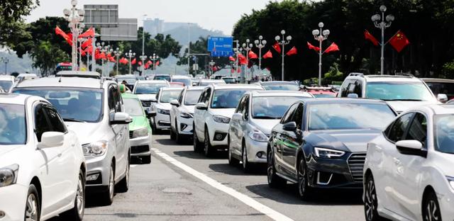 珠海情侣路再立异下！从早到早皆塞谦！最白景面竟是她！-3.jpg