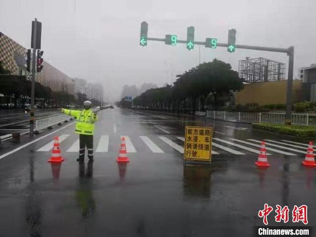 珠海遭受白色暴雨袭乡 公交停运致住民出止严峻受限-1.jpg