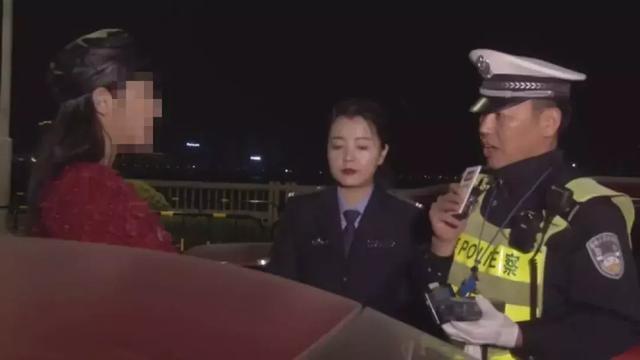 脱戎服脱警服！珠海女子从开坦克，到单脚纵拿持刀凶徒！-24.jpg