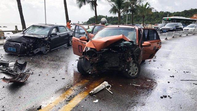 路逢交警，珠海女司机驾车狂遁，渔女路段猛碰奥迪，经查系假车牌-1.jpg