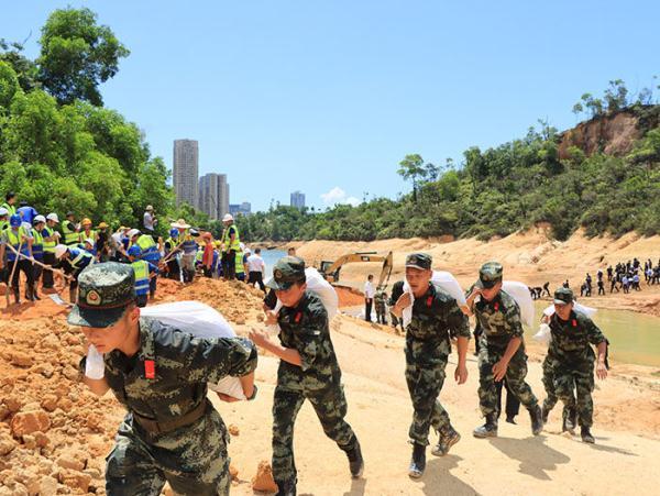 武警民兵告急投进广东珠海石景山地道施工段透火变乱抢险救济-2.jpg