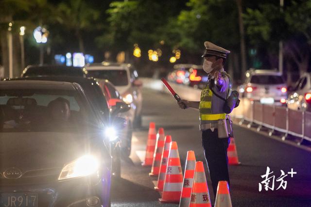 图散｜现场曲击珠海交警深夜查酒驾-2.jpg