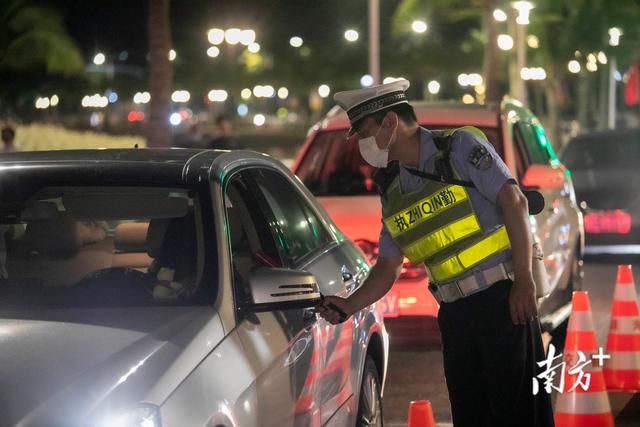 图散｜现场曲击珠海交警深夜查酒驾-6.jpg