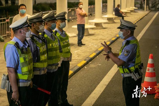 图散｜现场曲击珠海交警深夜查酒驾-8.jpg