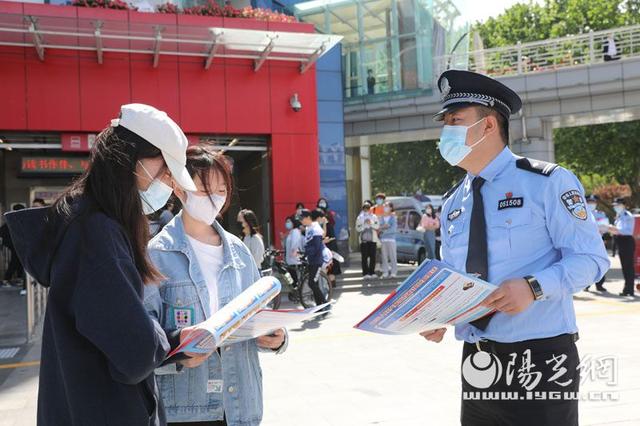 西安雁塔警圆走上陌头宣扬《反有构造立功法》-4.jpg