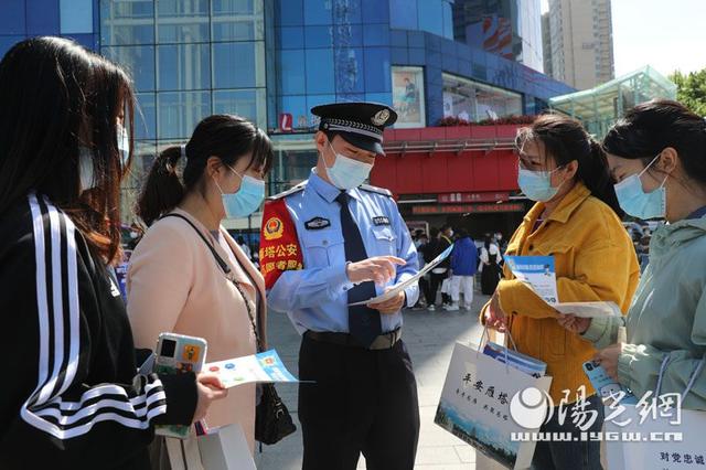 西安雁塔警圆走上陌头宣扬《反有构造立功法》-6.jpg