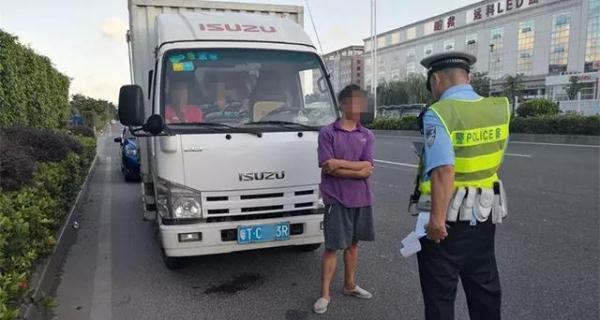 下栏港司机接同事上班，半路发明车上竟多了4人！被吓到了-7.jpg