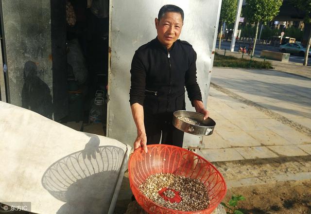 郑州住正在铁皮房内乱的“漂泊汉”，没有知本人从何而去，只盼望有个家-3.jpg