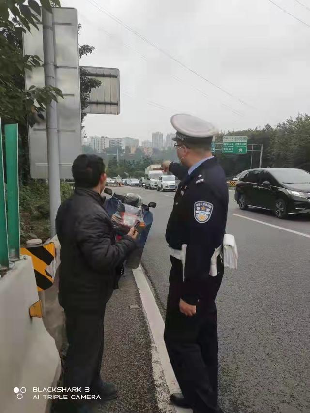 随着导航走！重庆老司机骑着摩托车上了下速-1.jpg