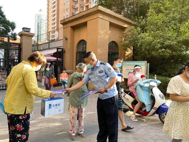 冲击整治养老欺骗 | 莲湖区反诈中间结合枣园派出地点多发案小区展开反诈宣扬举动-8.jpg