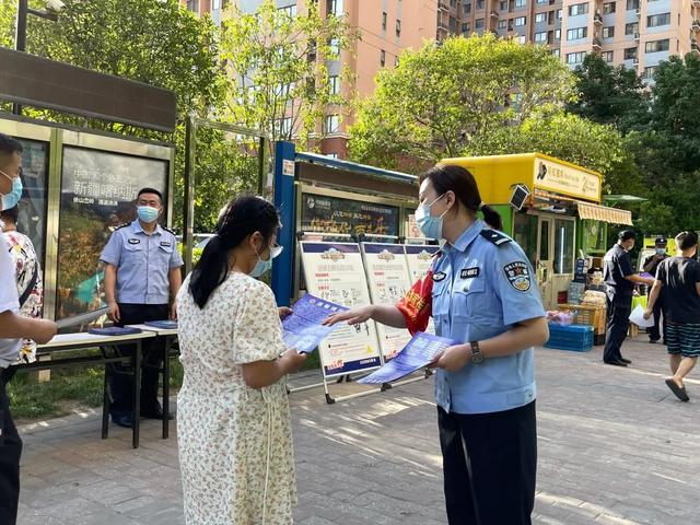 冲击整治养老欺骗 | 莲湖区反诈中间结合枣园派出地点多发案小区展开反诈宣扬举动-9.jpg