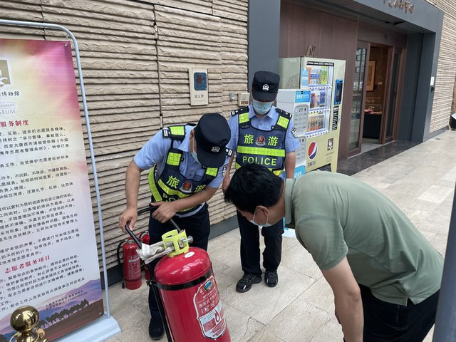 铭刻嘱托 忠实担任 | 莲湖分局旅游差人年夜队展开节前旅游宁静法律查抄-11.jpg