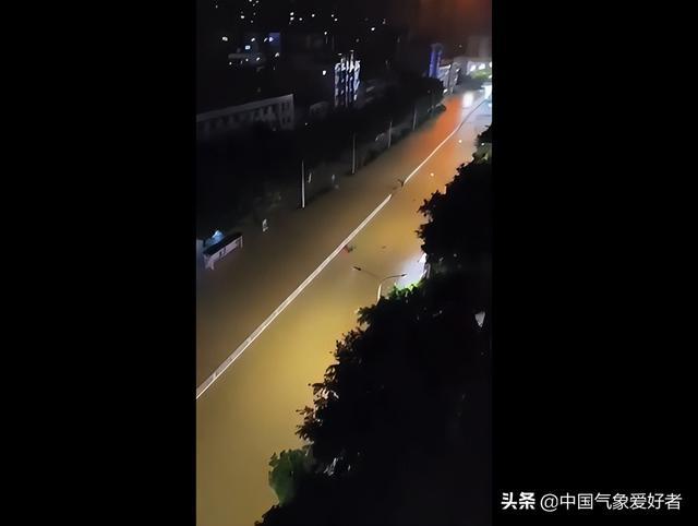 挺住！特年夜暴雨再击广东，汗青性大水已发作！明起，雨带奔赴北圆-6.jpg