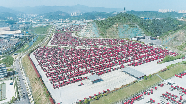 春风·十堰共建“当代新车乡绿色树模市”暨国六车辆签约托付典礼举办-2.jpg