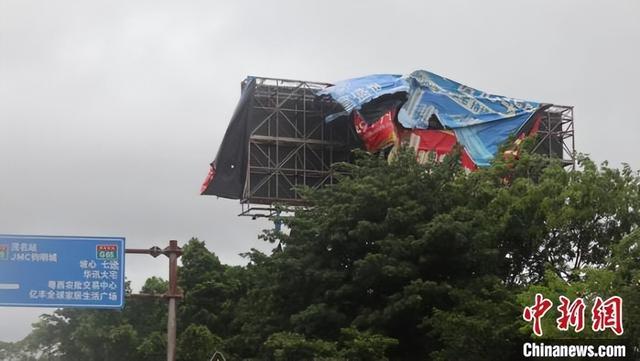 台风“暹芭”挟暴风骤雨正里打击广东茂名-1.jpg