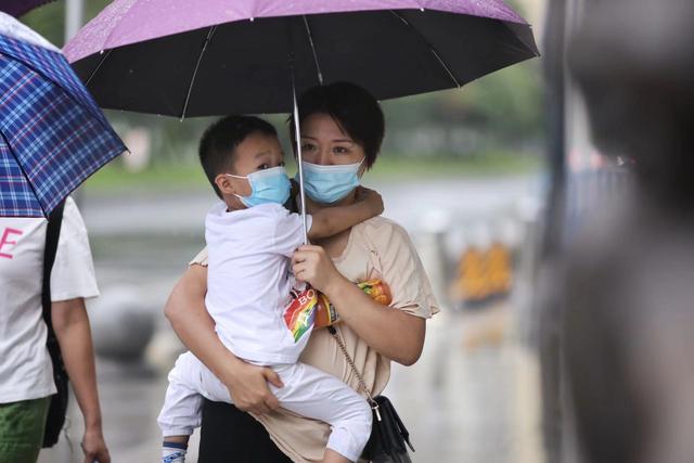 图散 | 受台风“暹芭”影响，广州郊区下起中雨-1.jpg