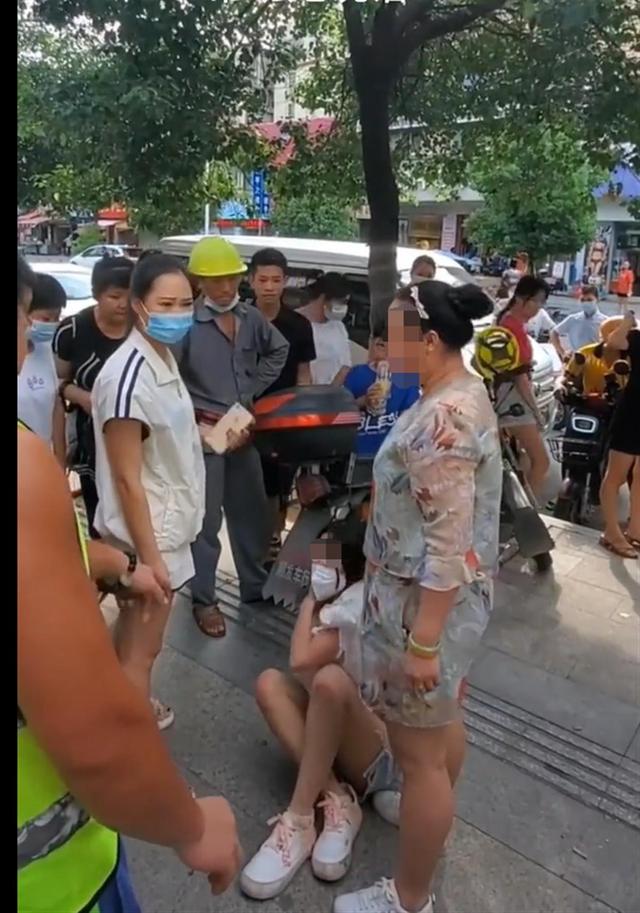 年青女孩坐陌头被人强止推扯，借哭喊“我要回家”，广州警圆参与-1.jpg