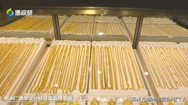 购购购！金价创十个月去新低 惠州部门“淘金客”购金闲-3.jpg